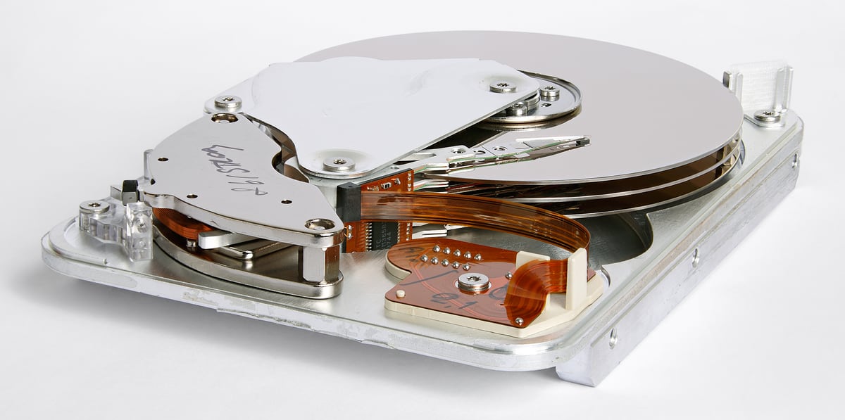 El interior de un HDD: un plato que gira y un cabezal físico. Esto es lo que estás esperando cada vez que carga un mapa desde un disco mecánico